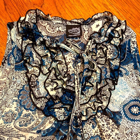 Sleeveless summer top with ruffled neckline - Picture 3 of 7